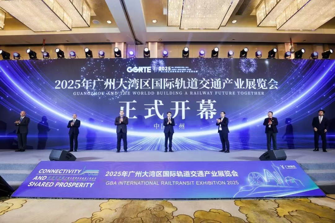 米兰milan机器人首次亮相轨交展，广州地铁展位成打卡点